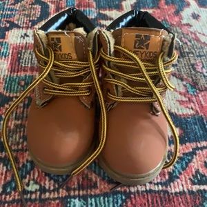 Boys brown hiking ankle boots with faux fur lining